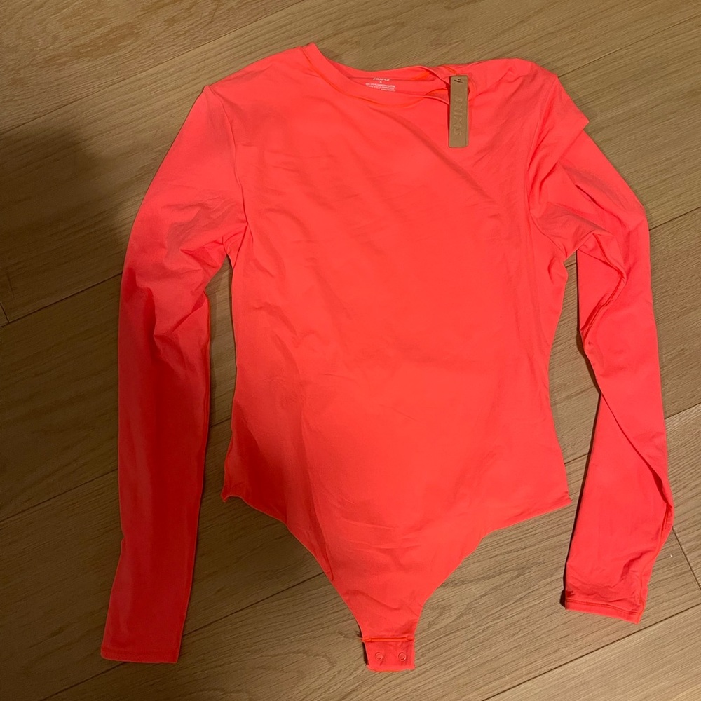 *NWT* SKIMS FITS EVERYBODY LONG SLEEVE CREW NECK BODYSUIT